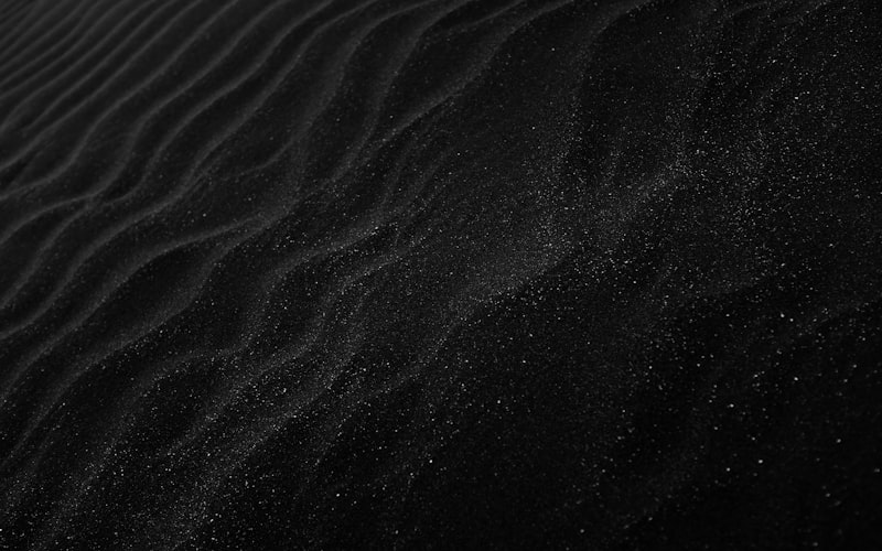 多元场景实时社交主题空间概念图 - 展示几个不同的虚拟场景，如未来城市天台、静谧森林篝火、复古游戏厅，人们在其中社交